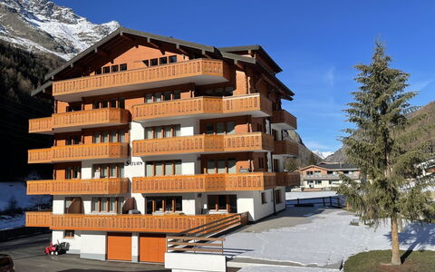 Haus Saturn: Bois, Meubles, Sol, Design Intérieur, Sol, Plafond, Appartement, Pièce, Tache De Bois, Chaise