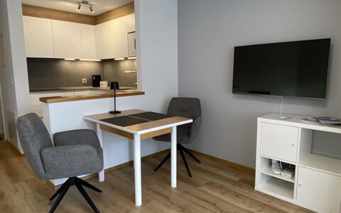 Haus Saturn: Bois, Meubles, Sol, Design Intérieur, Sol, Plafond, Appartement, Pièce, Tache De Bois, Chaise