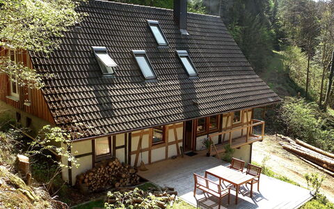 Leubach: Plante, Bâtiment, Propriété, Fenêtre, Extérieur Banc, Arbre, Bois, Maison, Lot Terre, Chalet