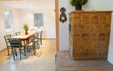 Leubach: Pièce, Sol, Propriété, Meubles, Tuile, Table, Sol, Design Intérieur, Mur, Bâtiment