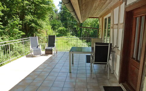 Leubach: Propriété, Plante, Meubles, Porche, Arbre, Bois, Table, Fenêtre, Design Intérieur, Ombre