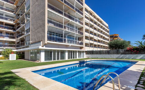 Clipper: Bâtiment, L'Eau, Propriété, Plante, Fenêtre, Piscine, Ciel, Bleu Azur, Design Urbain, Condominium