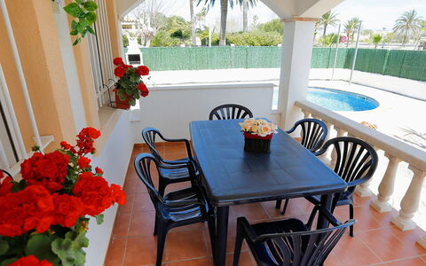Vicky: Propriété, Meubles, Pièce, Table, Bâtiment, Immobilier, Maison, Tableau De Plein Air, Balcon, Porche