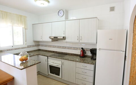 Vicky: Propriété, Pièce, Comptoir, Cuisine, Meubles, Cabinetry, Design Intérieur, Immobilier, Bâtiment, Maison