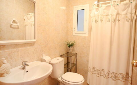 Vicky: Salle De Bains, Propriété, Pièce, Design Intérieur, Rideau, Mur, Luminaire Plomberie, Accessoire Salle De Bain, Immobilier, Sol