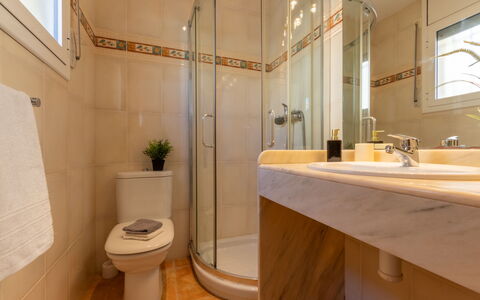 Sally: Miroir, Évier, Propriété, Luminaire Plomberie, Robinet, Bâtiment, Salle De Bains, Design Intérieur, Lavabo