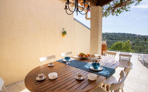 Le Belvédère: Table, Meubles, Propriété, Bleu Azur, Chaise, Bois, Design Intérieur, Ombre, Plante, Mobilier De Jardin