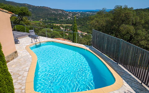 Le Pas de Courtin: L'Eau, Ciel, Propriété, Bâtiment, Plante, Piscine, Bleu Azur, La Nature, Arbre, Rectangle