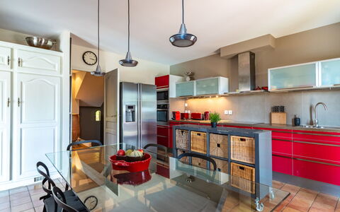 Le Pas de Courtin: Cabinetry, Comptoir, Chaise, Cuisine, Éclairage, Design Intérieur, Salon, Table, Bois, Sol