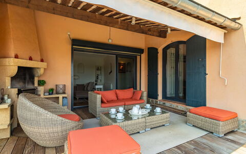 Le Pas de Courtin: Meubles, Propriété, Table, Design Intérieur, Bois, Architecture, Confort, Salon, Canapé, Ombre