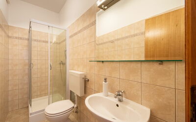 Balorda 100.2: Marron, Luminaire Plomberie, Évier, Propriété, Robinet, Salle De Bains, Miroir, Lavabo, Design Intérieur, Violet