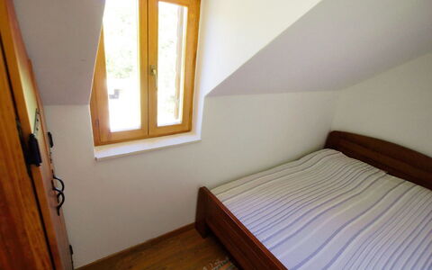Jure: Pièce, Chambre, Lit, Propriété, Meubles, Sol, Dur, Cadre De Lit, Daylighting, Bois