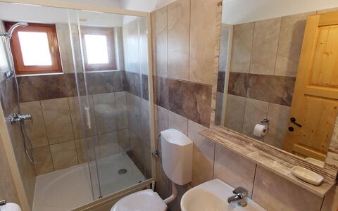 Jure: Salle De Bains, Propriété, Pièce, Luminaire Plomberie, Mur, Lavabo, Sol, Architecture, Design Intérieur, Baignoire
