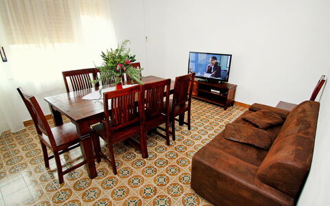 Mirko: Pièce, Propriété, Meubles, Salon, Sol, Design Intérieur, Table, Immobilier, Dur, Bâtiment