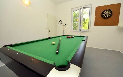 Mirko: Table De Billard, Salle De Billard, Bassin, Équipement Sportif, Table, Propriété, Meubles, Billard
