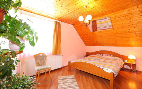 Zsuzsi: Pièce, Meubles, Chambre, Propriété, Lit, Bâtiment, Design Intérieur, Orange, Plafond, Maison