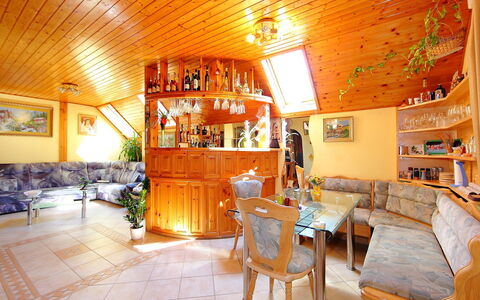 Zsuzsi: Pièce, Bâtiment, Propriété, Design Intérieur, Meubles, Immobilier, Restaurant, Table, Plafond, Maison