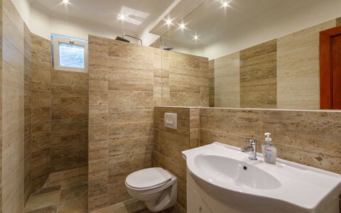 Zsuzsi: Robinet, Luminaire Plomberie, Miroir, Évier, Lavabo, Lumière, Salle De Bains, Noir, Éclairage, Design Intérieur