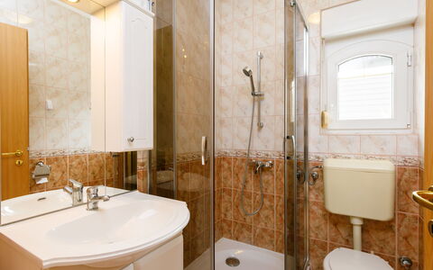 Balatonlelle 130: Marron, Miroir, Évier, Luminaire Plomberie, Propriété, Robinet, Lavabo, Salle De Bains, Design Intérieur