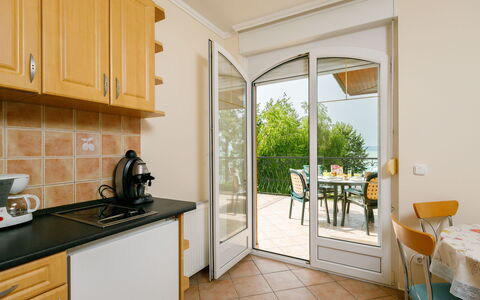 Balatonlelle 130: Cabinetry, Propriété, Comptoir, Appareil De Cuisine, Bois, Design Intérieur, Cuisine, Architecture, Cuisinière, Jaune