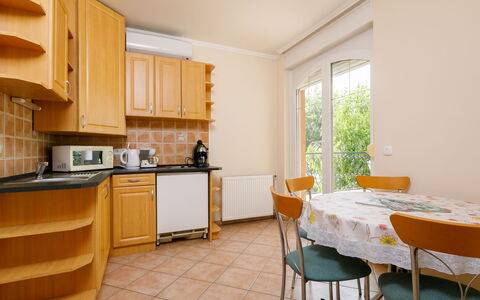 Balatonlelle 130: Meubles, Cabinetry, Propriété, Comptoir, Table, Chaise, Appareil De Cuisine, Bois, Cuisinière, Design Intérieur