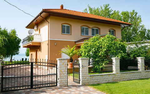 Balatonlelle 130: Ciel, Bâtiment, Plante, Propriété, Fenêtre, Arbre, Maison, Lot Terre, Zone Résidentielle, Immobilier