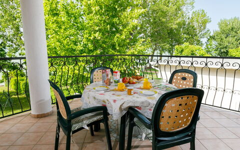 Balatonlelle 130: Meubles, Table, Chaise, Plante, Nappe De Table, Mobilier De Jardin, Bois, Arbre, Loisir, Vaisselle