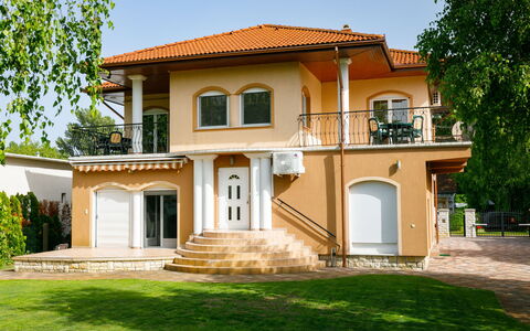 Balatonlelle 130: Plante, Bâtiment, Fenêtre, Ciel, Propriété, Arbre, Porte, Maison, Porche