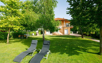 Balatonlelle 130: Plante, Propriété, Ciel, La Nature, Arbre, Botanique, Ombre, Lot Terre, Mobilier De Jardin, Herbe