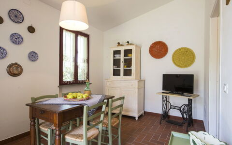 Casetta Ponticelli: Pièce, Propriété, Meubles, Jaune, Design Intérieur, Salle À Manger, Maison, Sol, Bâtiment, Table