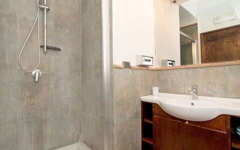 'O Pignatiello: Marron, Miroir, Armoire De Toilette, Robinet, Luminaire Plomberie, Évier, Propriété, Tete De Douche, Salle De Bains, Cabinetry