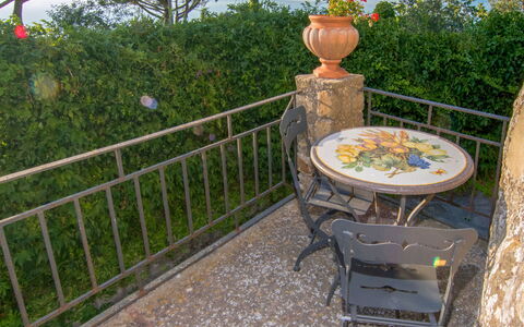 'O Pignatiello: Plante, Propriété, Table, Tableau De Plein Air, Mobilier De Jardin, Chaise, Bois, Herbe, Fleur, Clôture