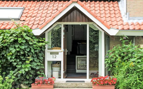 Ster: Plante, Fleur, Bâtiment, Bois, Porte, Fenêtre, Ombre, Chalet, Maison
