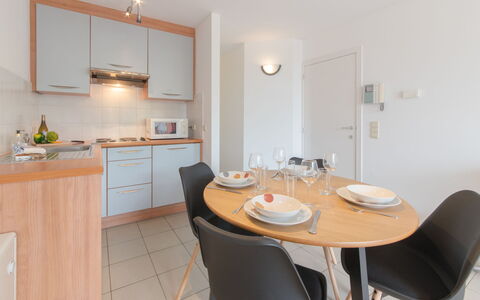 Tivoli 37 with Parking: Table, Meubles, Propriété, Cabinetry, Chaise, Bois, Comptoir, Design Intérieur, Sol, Sol