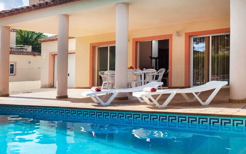Villa Cala Nova B: L'Eau, Propriété, Piscine, Bâtiment, Meubles, Blanc, Fenêtre, Bleu Azur, Balancelle, Chaise