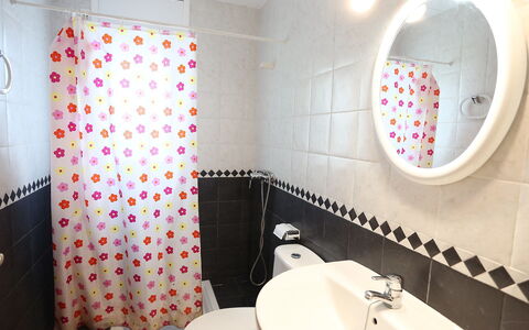 Villa Cala Nova B: Salle De Bains, Propriété, Pièce, Tuile, Toilette, Siège De Toilette, Rose, Design Intérieur, Mur, Sol