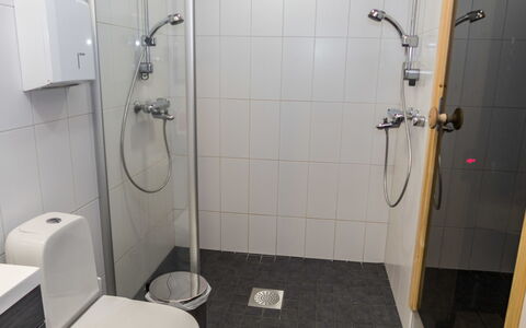 Villa Vuosseli C 2: Salle De Bains, Luminaire Plomberie, Toilette, Sol, Sol, Siège De Toilette, Douche, Plomberie, Design Intérieur, Tete De Douche