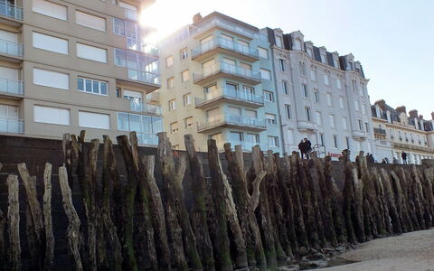 Le Grand Large: Bâtiment, Propriété, Fenêtre, Ciel, Design Urbain, Biome, Quartier, Bloc Tour, Matériel De La Propriété, Condominium