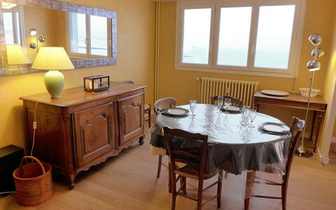 Le Grand Large: Meubles, Fenêtre, Table, Propriété, Cabinetry, Bois, Design Intérieur, Éclairage, Table Cuisine Et Salle A Manger