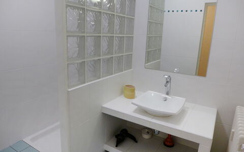 Le Grand Large: Miroir, Robinet, Évier, Lavabo, Luminaire Plomberie, Salle De Bains, Violet, Design Intérieur, Sol, Sol