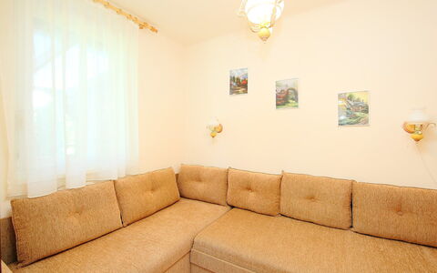 Aurora: Pièce, Propriété, Meubles, Salon, Canapé, Design Intérieur, Jaune, Mur, Immobilier, Sol
