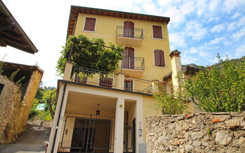 Gargnano 250: Bâtiment, Nuage, Ciel, Propriété, Plante, Fenêtre, Maison, Bois, Arbre