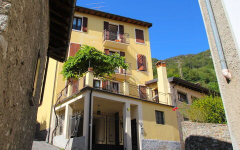 Gargnano 250: Ciel, Bâtiment, Fenêtre, Propriété, Plante, Bleu Azur, Quartier, Zone Résidentielle, Façade