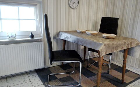 Hage 300: Meubles, Pièce, Bureau, Table, Propriété, Sol, Design Intérieur, Chaise, Bâtiment, Table Basse