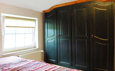 Hage 300: Meubles, Pièce, Propriété, Garde-Robe, Placard, Chambre, Lit, Porte, Design Intérieur, Mur