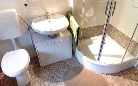 Hage 300: Salle De Bains, Propriété, Toilette, Produit, Pièce, Sol, Tuile, Luminaire Plomberie, Design Intérieur, Architecture