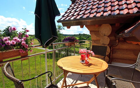 Grosserlach 100: Bâtiment, Plante, Propriété, Ciel, Nuage, Fleur, Mobilier De Jardin, Ombre, Bois, Table