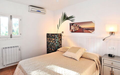 Cofitsa: Chambre, Lit, Meubles, Drap De Lit, Pièce, Literie, Propriété, Design Intérieur, Cadre De Lit, Matelas