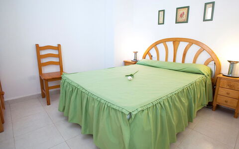 Topacio Iv: Chambre, Drap De Lit, Meubles, Lit, Pièce, Literie, Propriété, Vert, Cadre De Lit, Lit Jupe