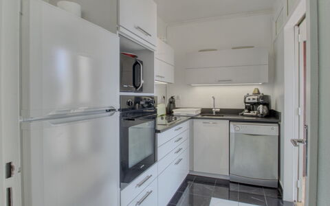 Les Terrasses: Cabinetry, Appareil De Cuisine, Comptoir, Électroménager, Cuisine, Cuisinière, Bâtiment, Principaux Appliance, Sol, Sol